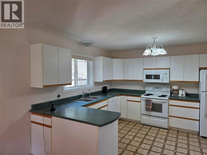 Property Photo: 410 6th Avenue BC V0X 1N3