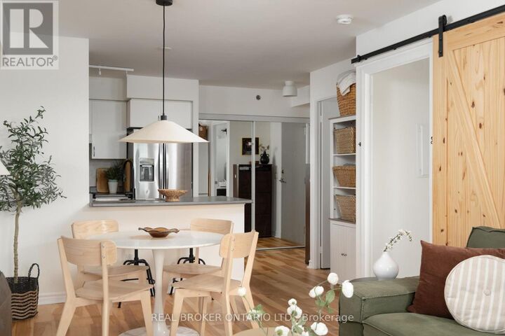 Property Photo: 35 Saranac Boulevard 510 ON M6A 2G4
