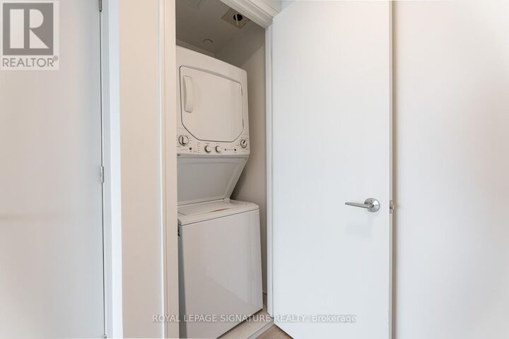 Property Photo:  86 Dundas Street East 526  ON L5A 0B1 