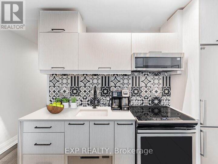 Property Photo: 36 Blue Jays Way 622 ON M5V 3T3