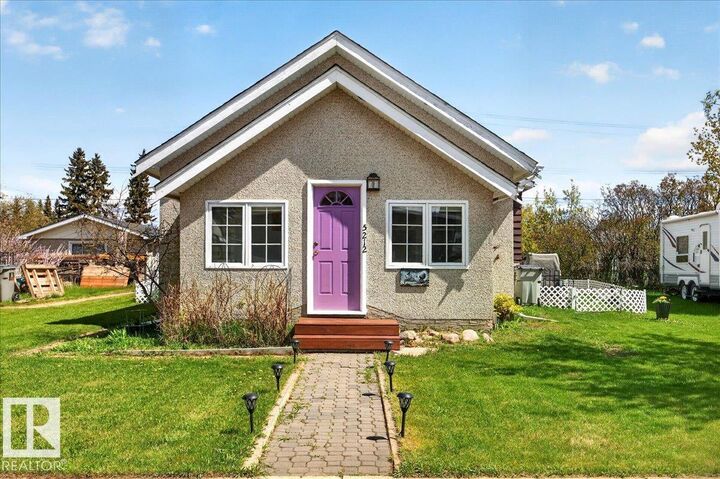 5212 51 Avenue — photo 1