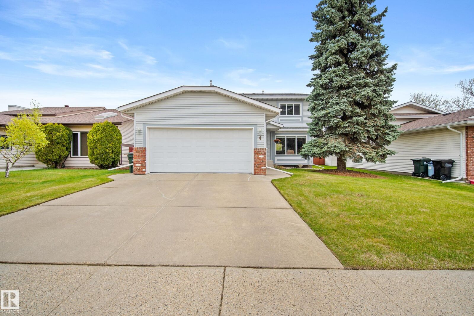 Property Photo: 4 Wild Rose Place AB T8H 1H1