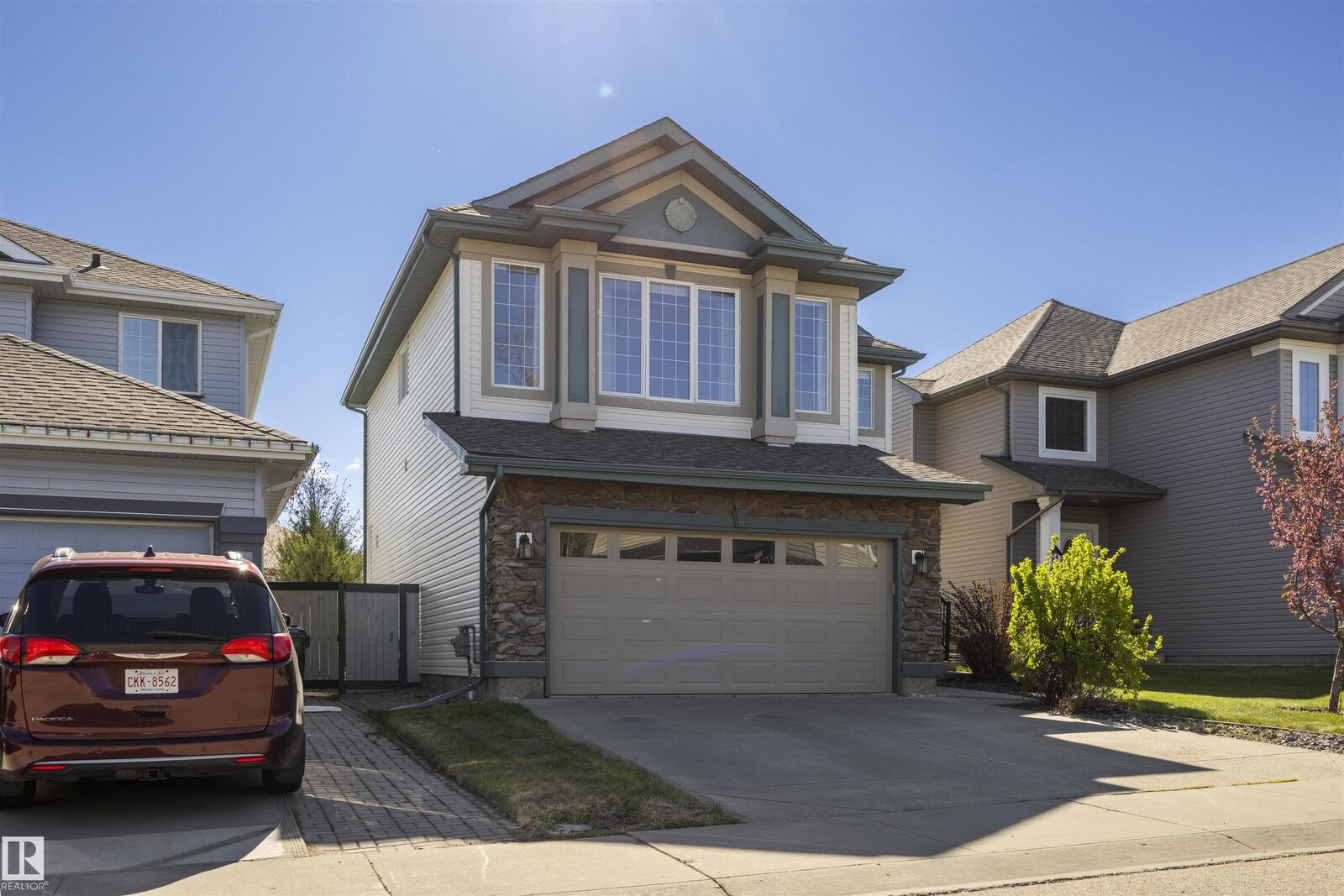 Property Photo:  255 Suncrest Road  AB T8H 0B5 