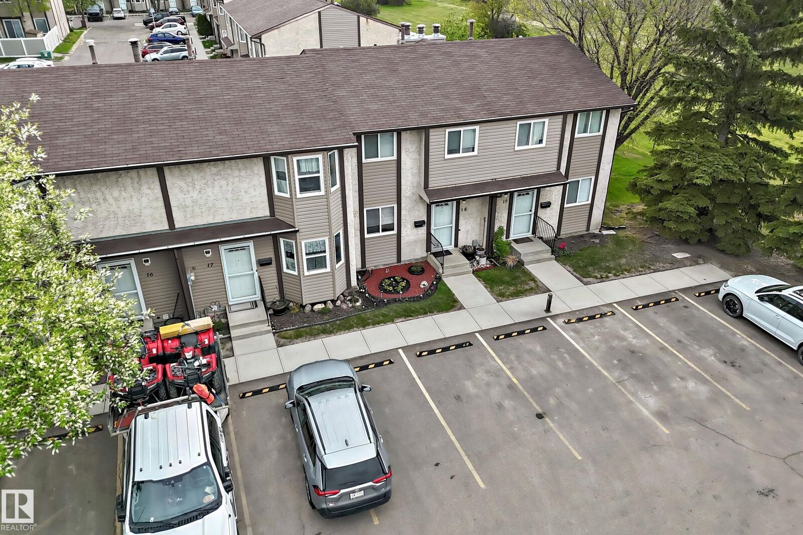 Property Photo: 10453 20 Avenue NW 18 AB T6J 5A1