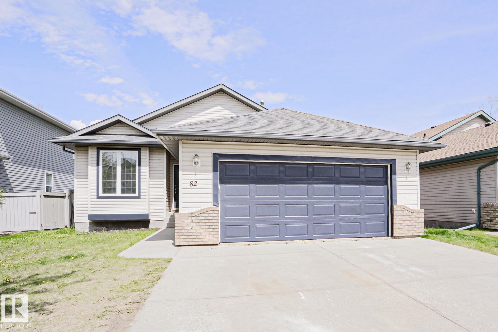 Property Photo:  82 Meadowview Point(E)  AB T8H 2E8 