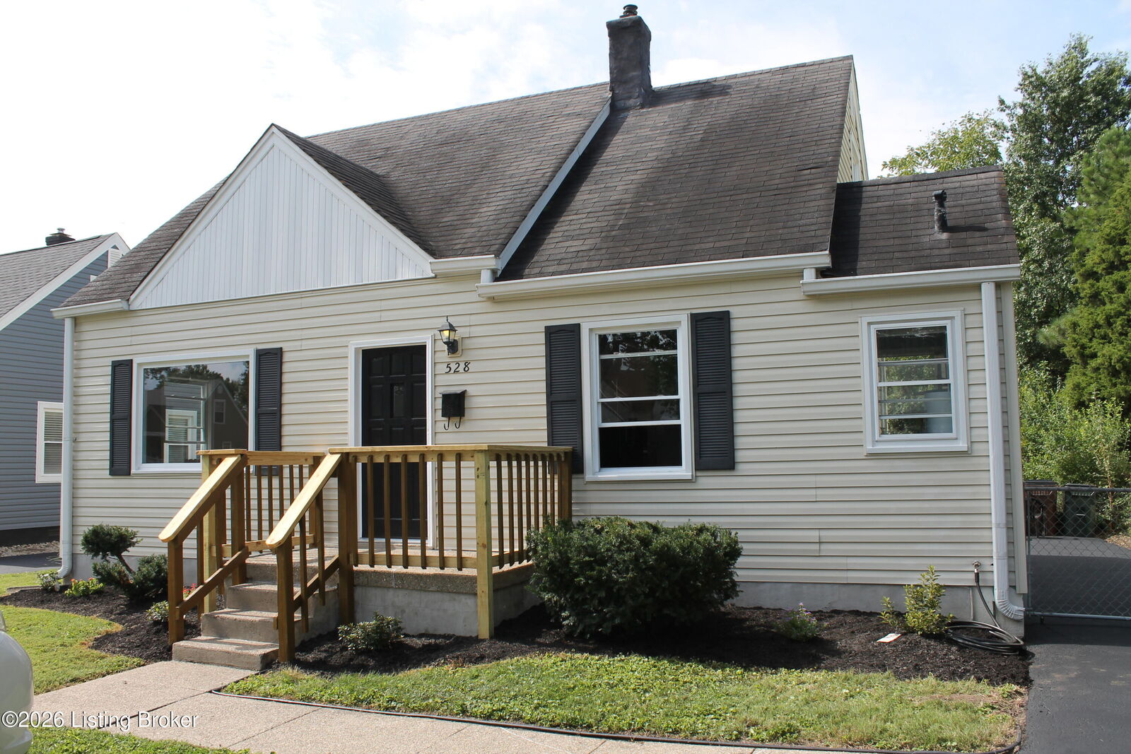 Property Photo: 528 Harris Pl KY 40222