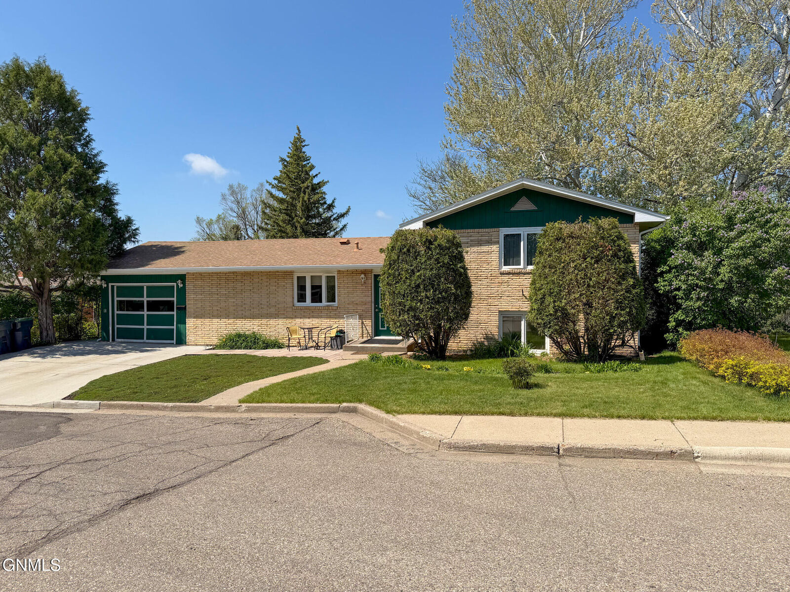 Property Photo: 701 3rd Avenue NW ND 58554
