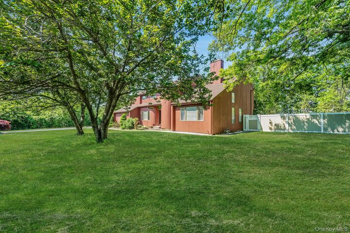 Property Photo: 6 Sachem Court NY 11738