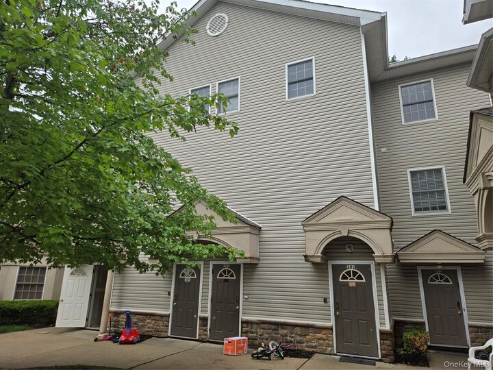 Property Photo:  10 Horizon Court 302  NY 10952 