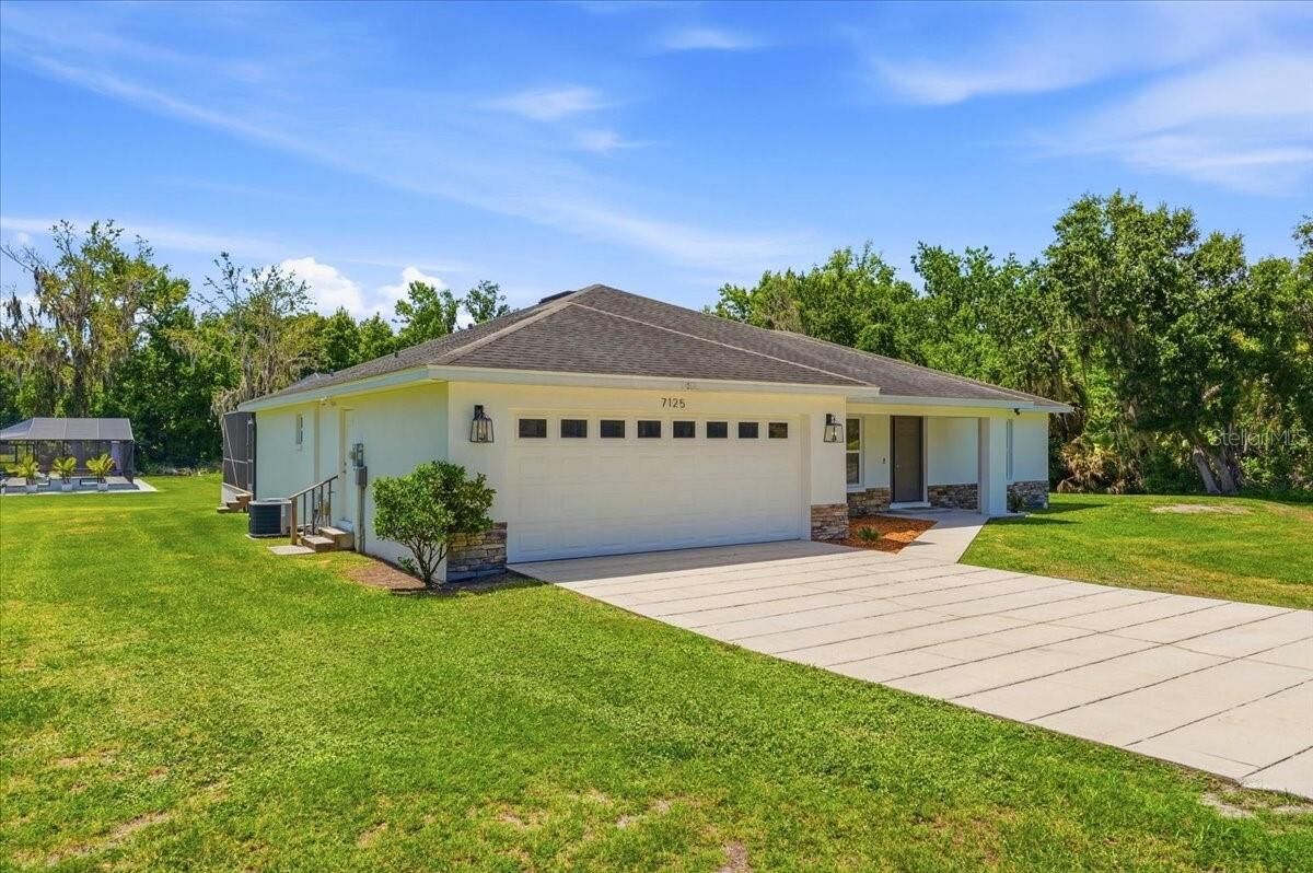 Property Photo:  7125 Honeysuckle Drive  FL 33813 