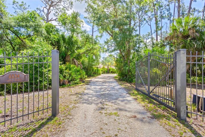 Property Photo: 6534 Dunbarton Street FL 34291