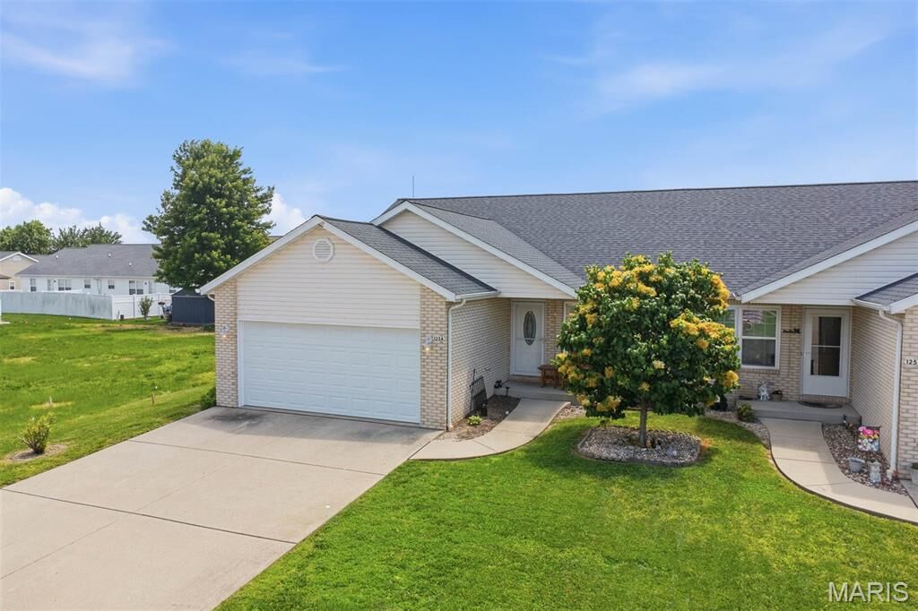 Property Photo:  125 Auburn Court A  IL 62249 
