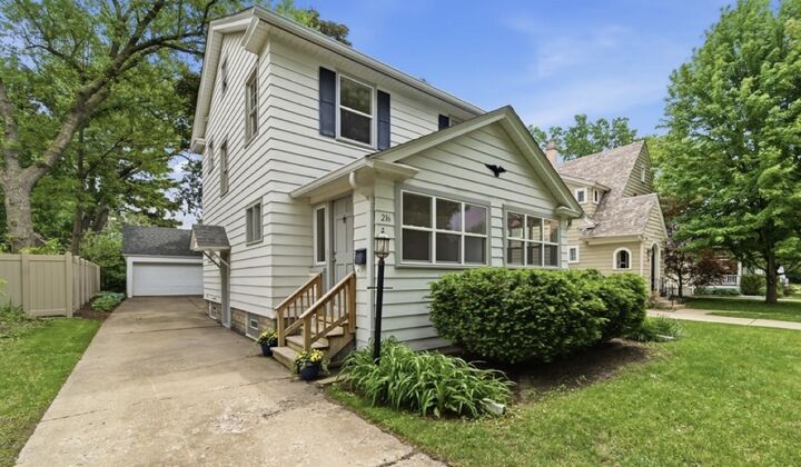 Property Photo:  216 S Commonwealth Avenue  IL 60506 
