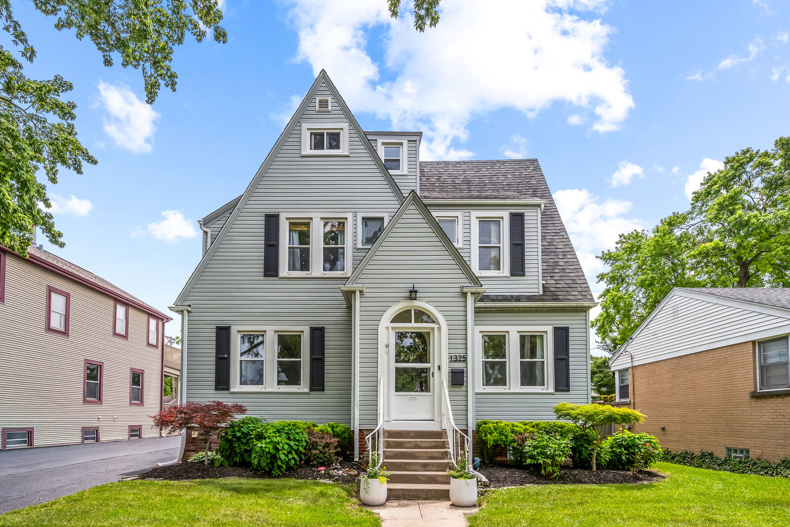 Property Photo: 1325 E Walnut Avenue IL 60016