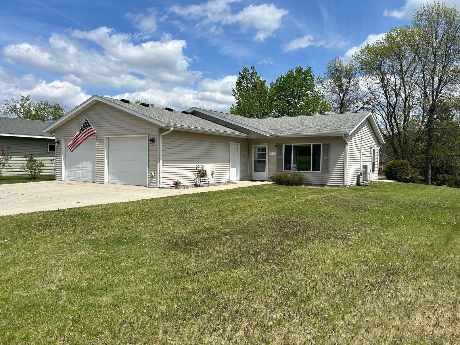 Property Photo:  909 Oak Street  MN 56308 