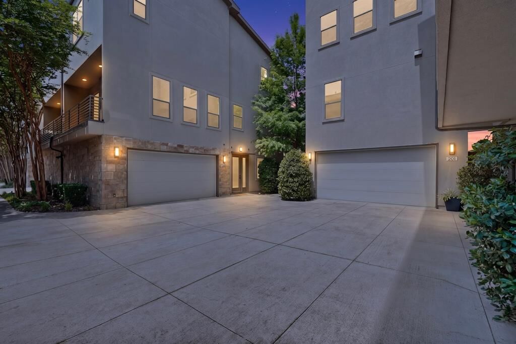 Property Photo:  1717 Annex Avenue 201  TX 75204 