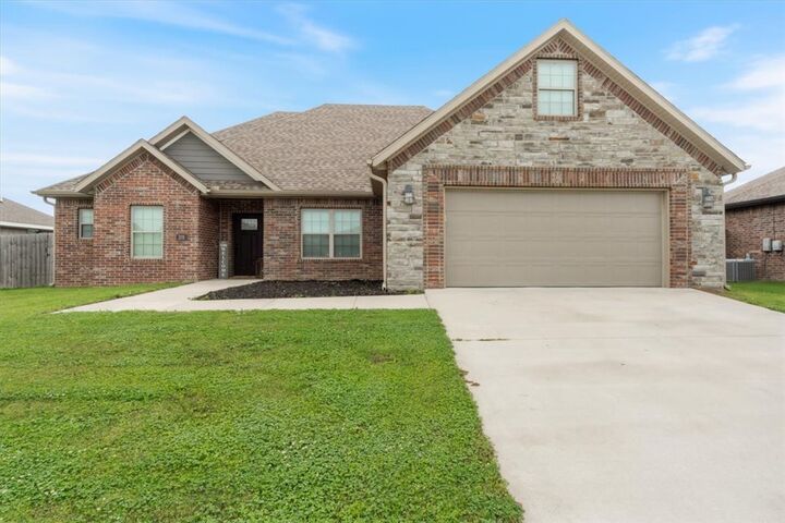 Property Photo:  201 Pin Oak Street  AR 72734 