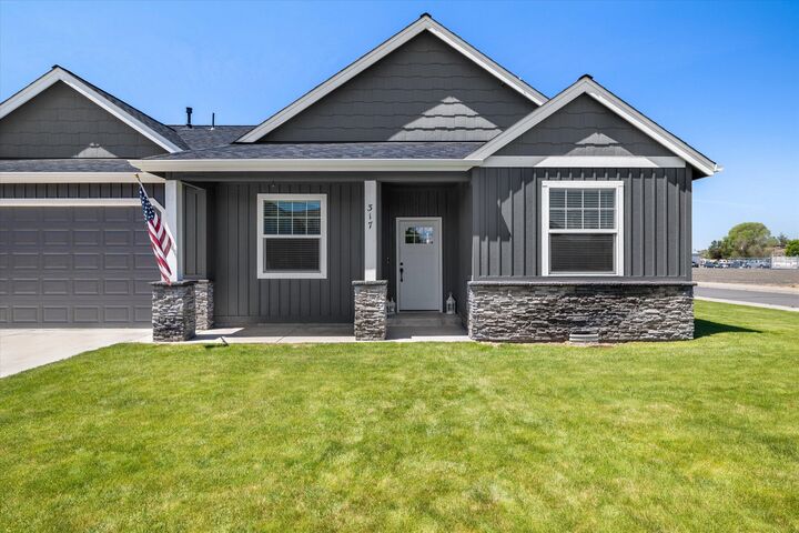 Property Photo:  317 SE Pioneer Drive  OR 97754 
