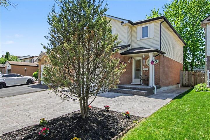 Property Photo: 51 Camrose Court ON N2M 5J4