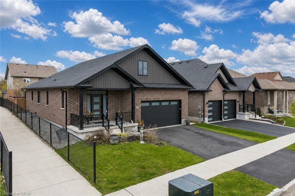 Property Photo:  86 Woodberry Crescent  ON N3B 0C8 