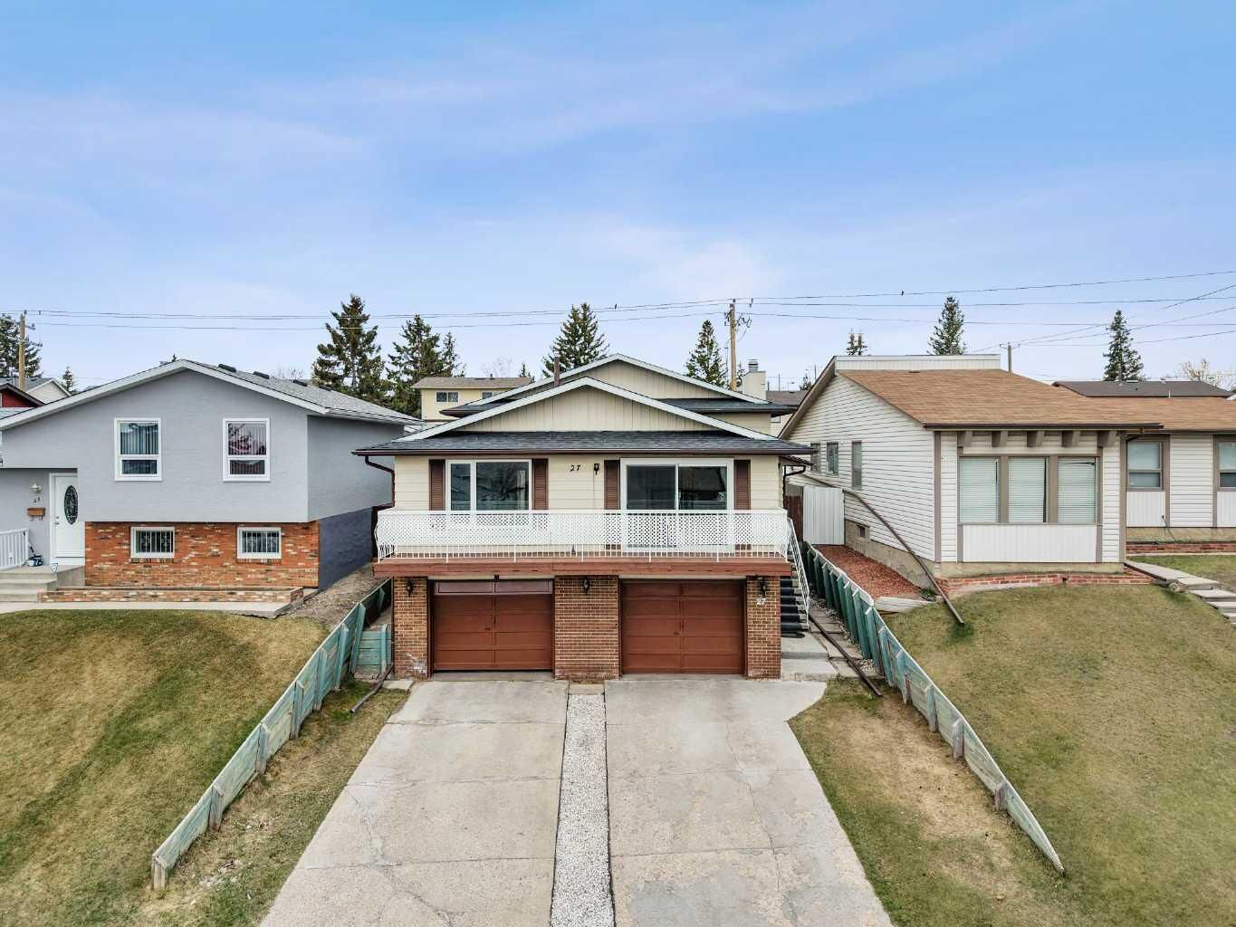 Property Photo:  27 Beddington Road NE  AB T3K 1N7 