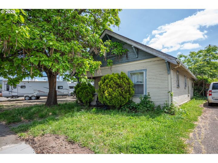 Property Photo:  1313 SE Pine St  OR 97470 