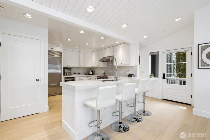 Property Photo:  5021  Lakehurst Lane  WA 98006 