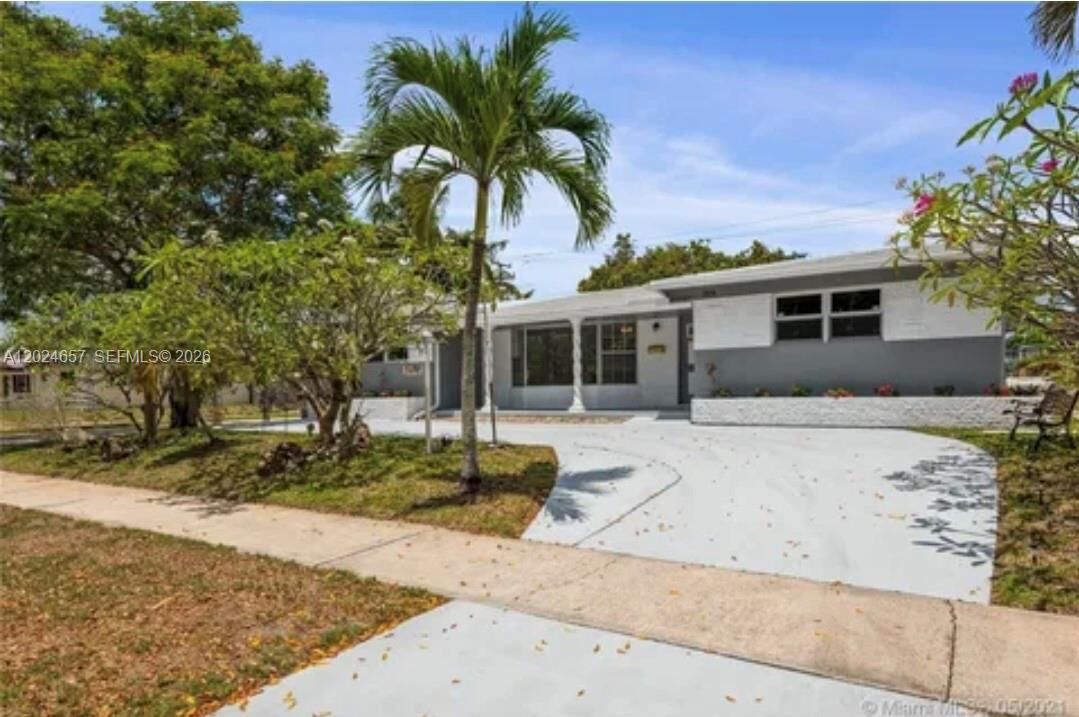 Property Photo: 3619 W Park Rd FL 33021