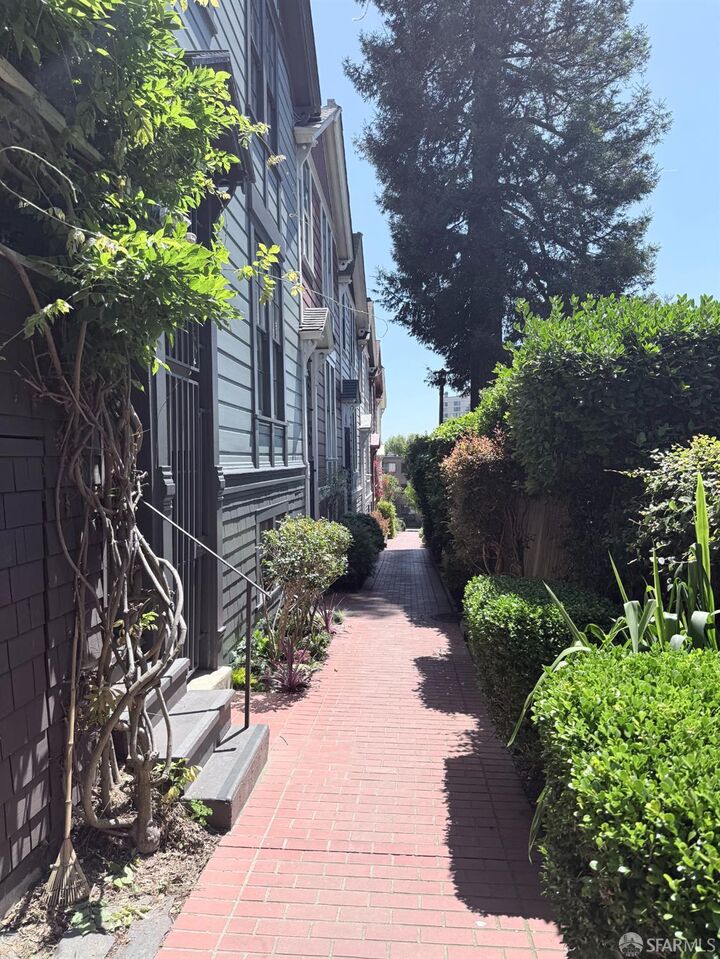 Property Photo: 6 Cottage Row CA 94115