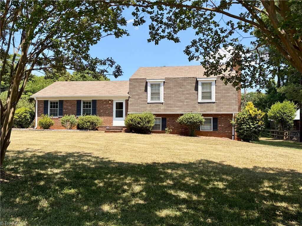 Property Photo:  404 Irving Park Court  NC 27284 