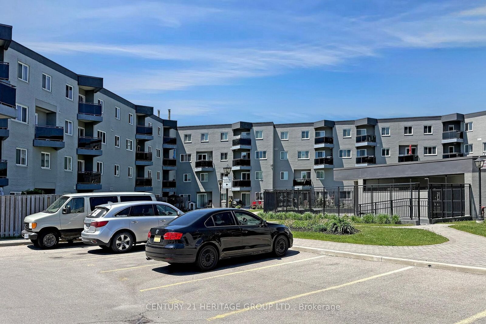 Property Photo: 2001 Bonnymede Drive 91 ON L5J 4H8