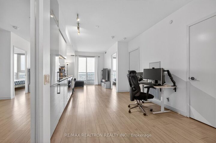 Property Photo:  950 Portage Parkway 5901  ON L4K 0J7 