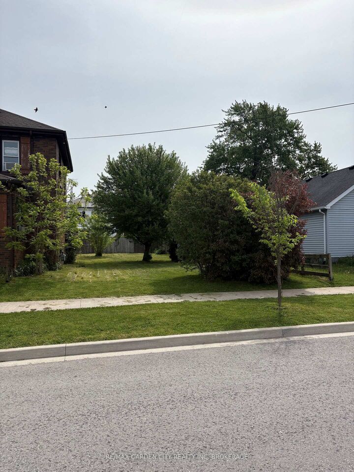 Property Photo:  28 Scholfield Avenue S  ON L3B 1N5 