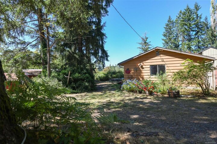 5835 Island Hwy N — photo 1