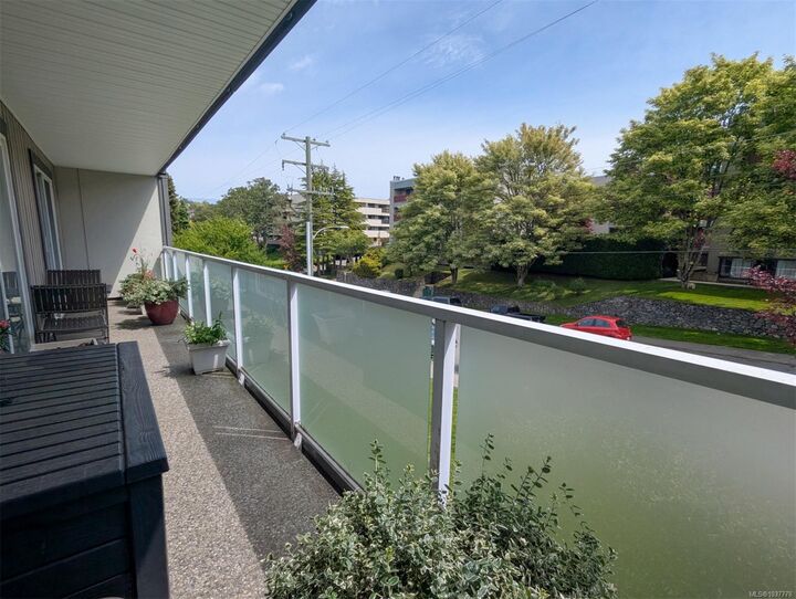 Property Photo:  3252 Glasgow Ave 405  BC V8X 1M2 