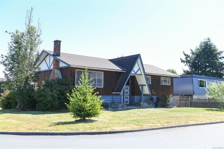 2029 Cedar Cres — photo 1