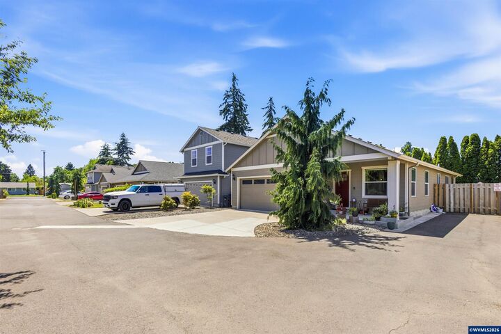 Property Photo: 4721 Cedrus Ln NE OR 97305