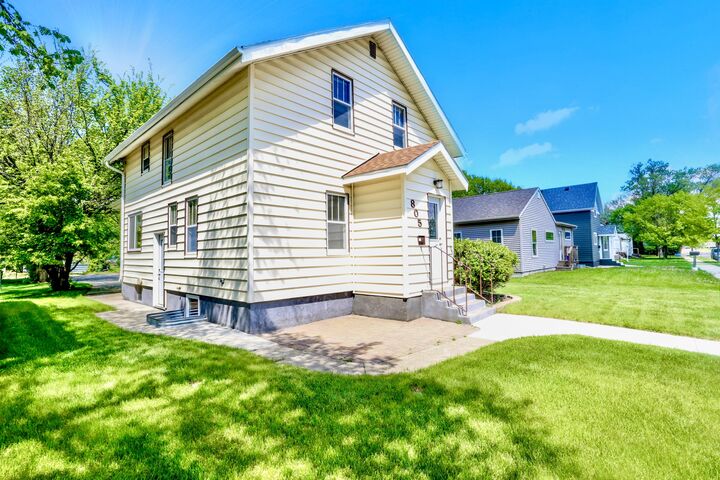 Property Photo: 805 NE 1st Avenue SD 57401