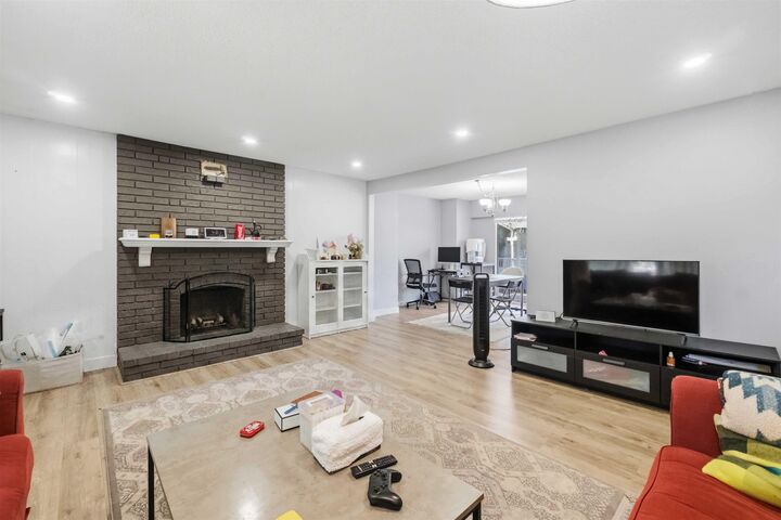 Property Photo: 19536 118B Avenue BC V3Y 1L3