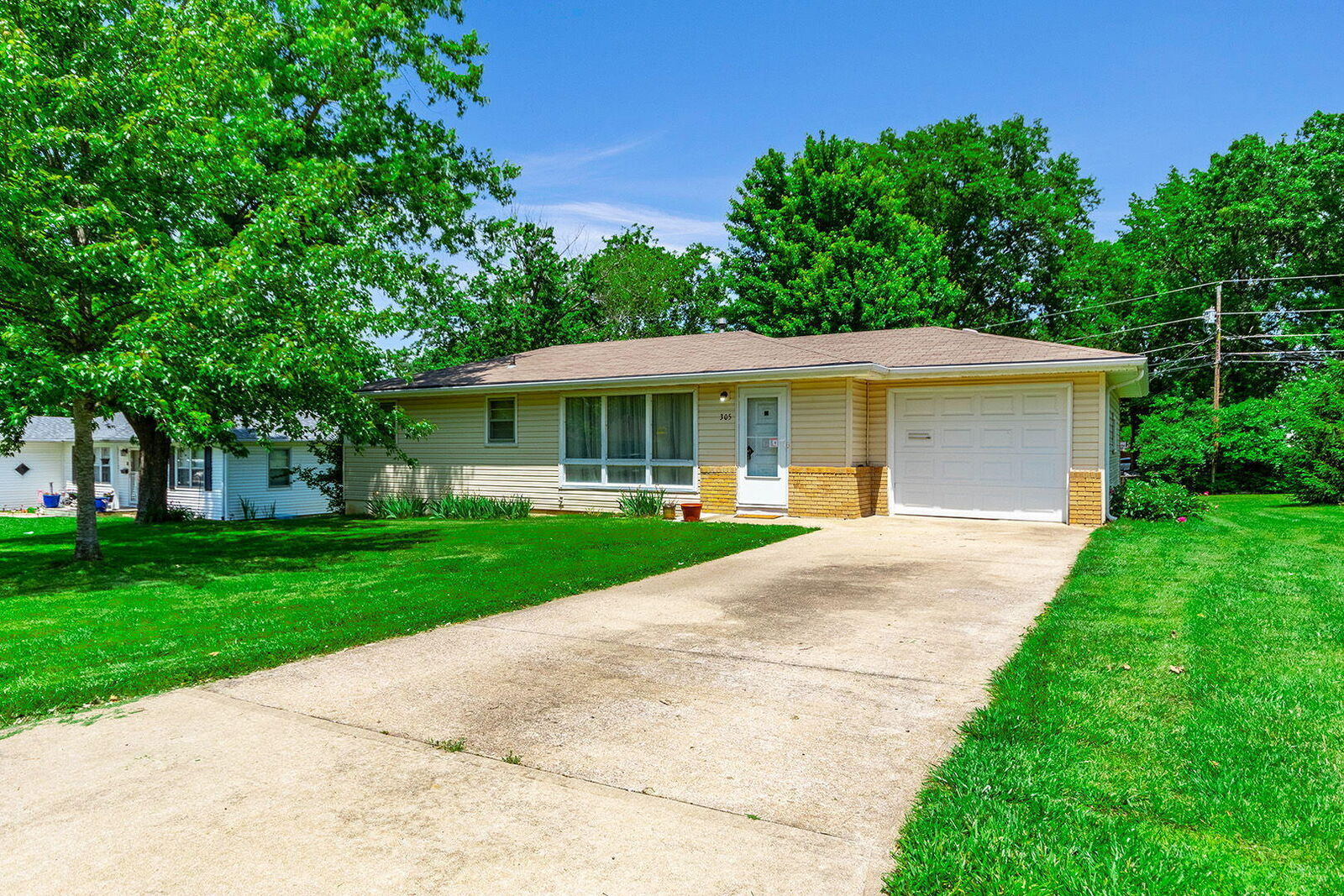 Property Photo:  305 Sondra Ave  MO 65202 