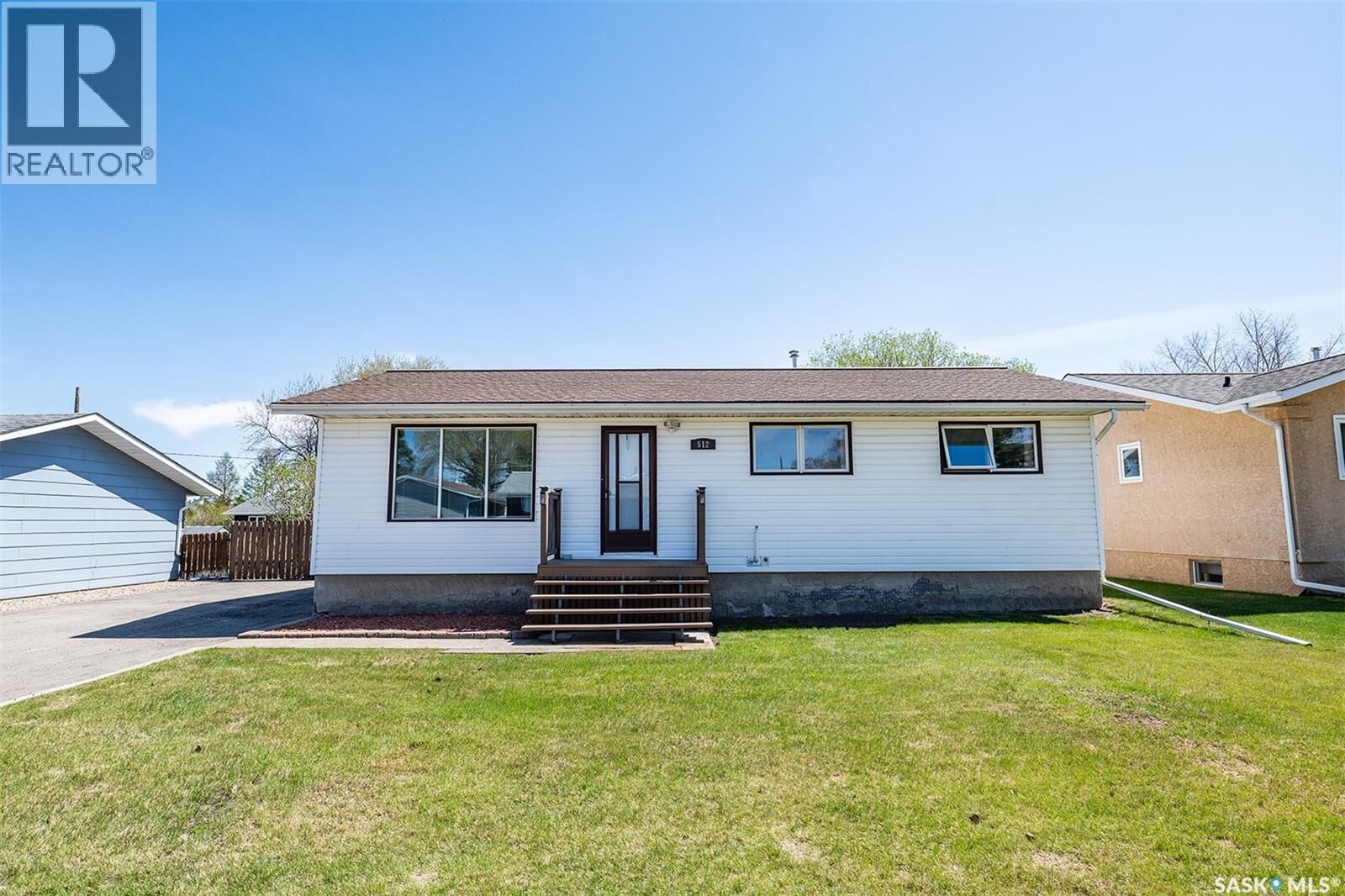 Property Photo:  512 9th Street E  SK S0A 4T0 