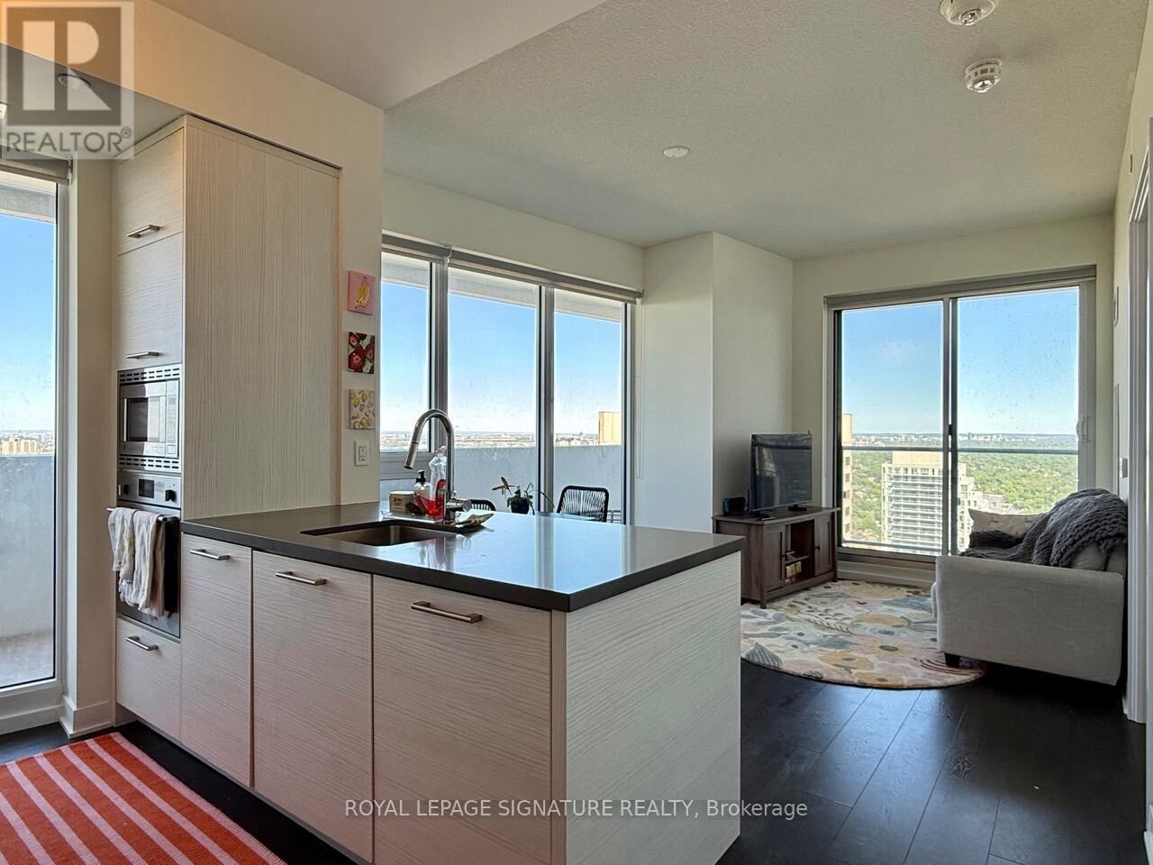 Property Photo: 2221 Yonge Street 3909 ON M4S 0B8
