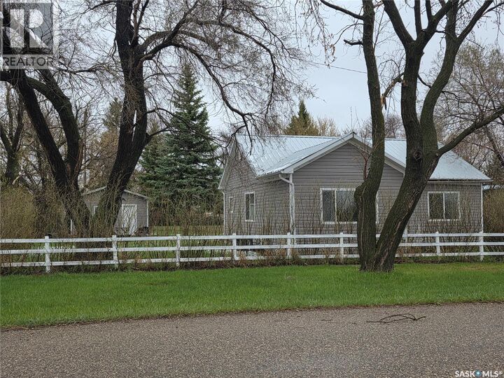 Property Photo:  700 Railway Avenue  SK S0G 1H0 