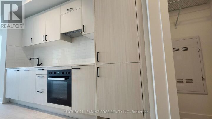 Property Photo:  5 Quarrington Lane 2808  ON M3C 1H7 