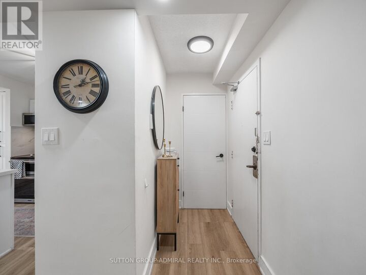 Property Photo: 20 Edgecliff Golfway 1603 ON M3C 3A4
