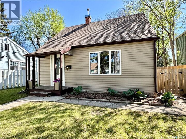 Property Photo:  719 4th Street E  SK S6V 0K4 