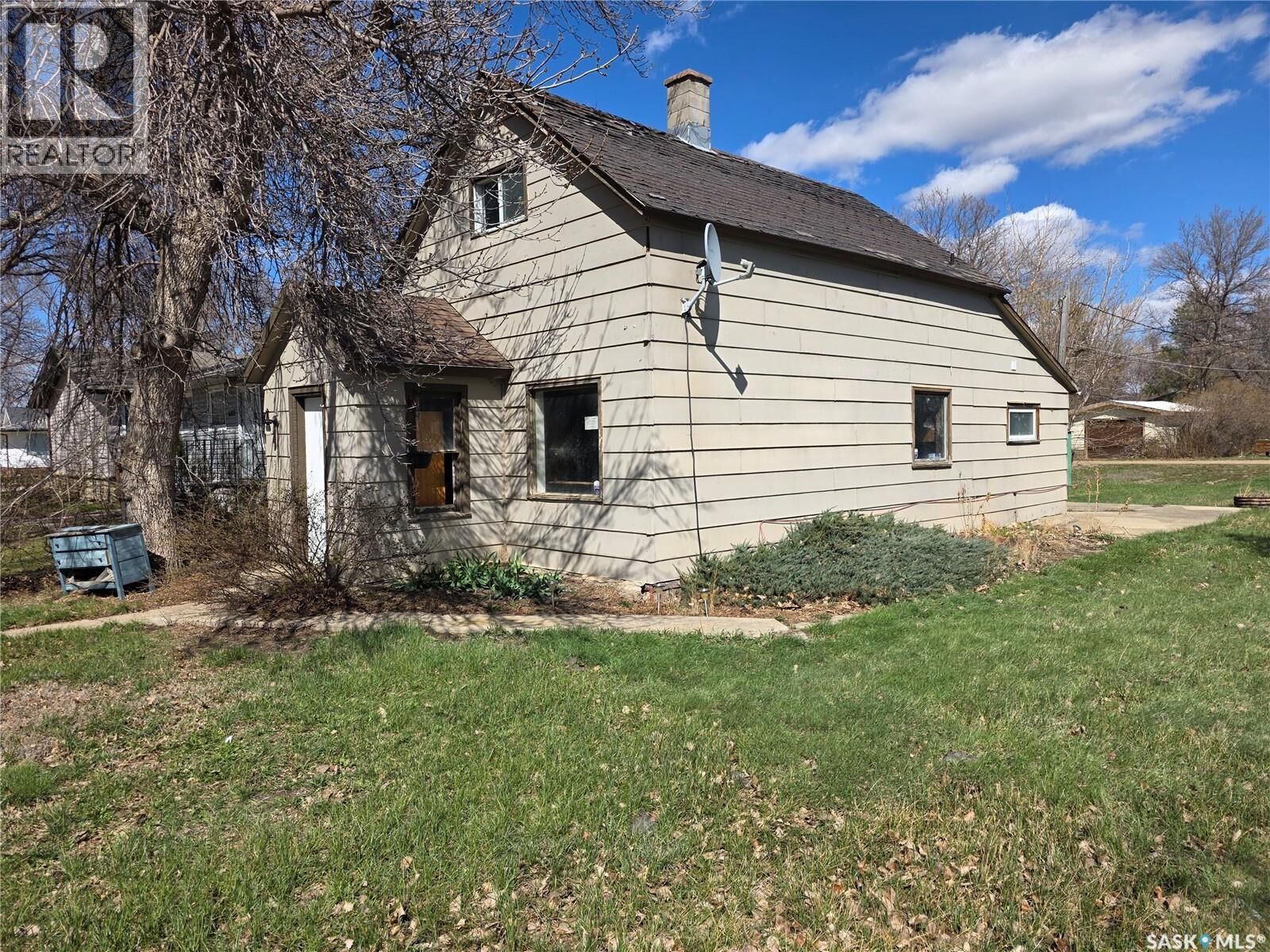 Property Photo:  6371 Queens Avenue  SK S0N 1A0 