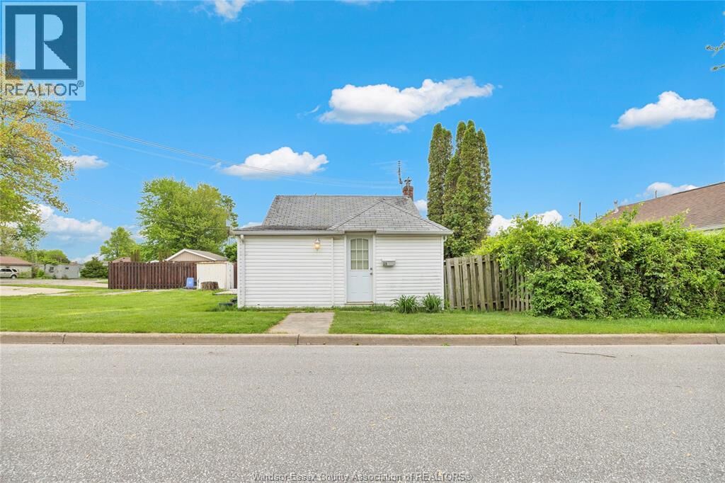 Property Photo:  23 Bayview Place  ON N8H 3E8 