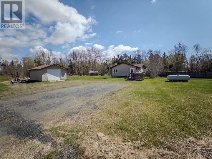 Photo de la propriété:  5 Tallieu  ON P9N 3W8 