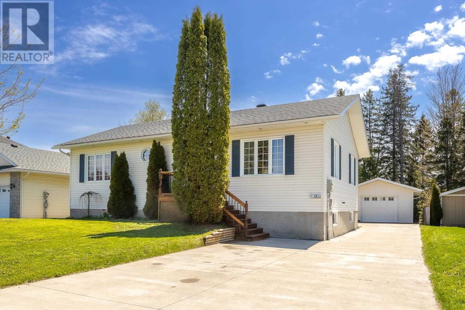 Property Photo: 11 Chatfield Dr ON P6C 6C6